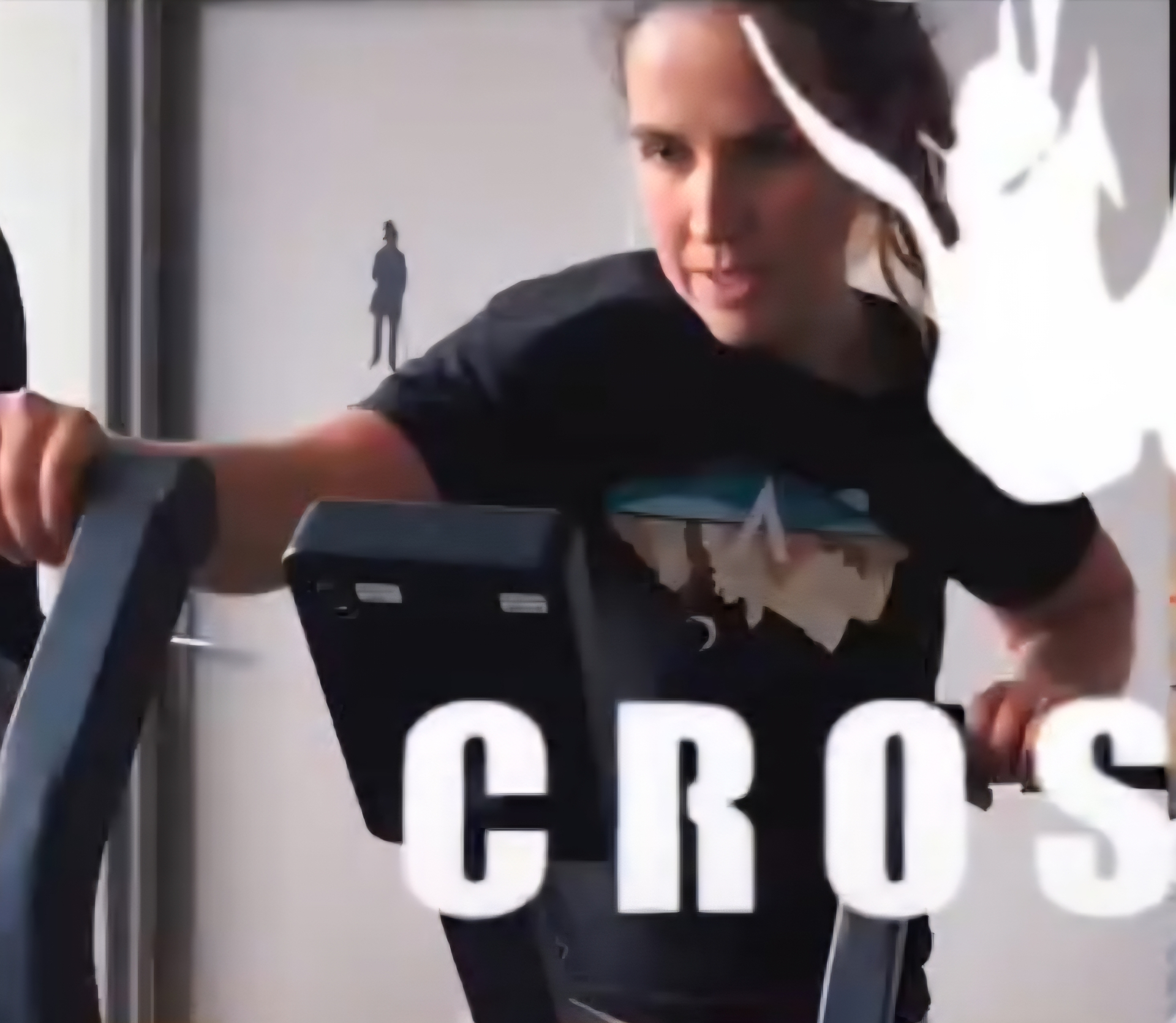 Adhérente CrossFit Chistera sur machine cardio (assault bike) — séance Hybrid Training, transformation physique après reprise du sport