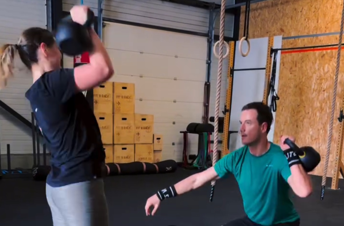 Témoignage adhérents CrossFit Chistera — kettlebell swing en duo, box équipée caisses plyo, anneaux et corde à grimper, Est lyonnais