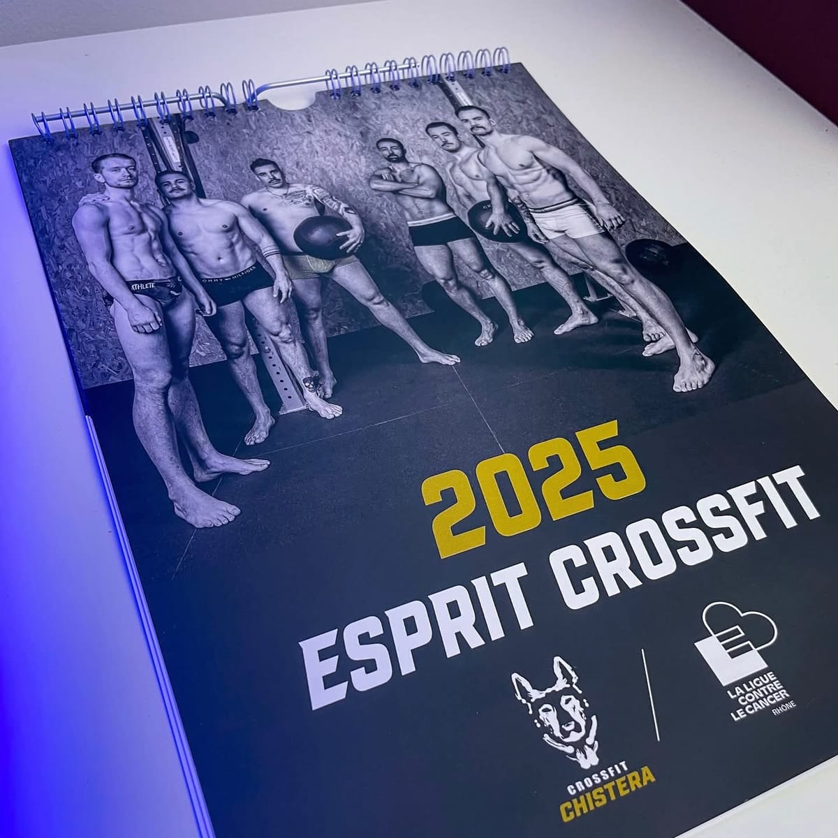Couverture du calendrier Esprit CrossFit 2025 réalisé par CrossFit Chistera (box CrossFit, cross-training et fitness à Saint-Pierre-de-Chandieu, Est lyonnais) au profit de la Ligue contre le cancer du Rhône